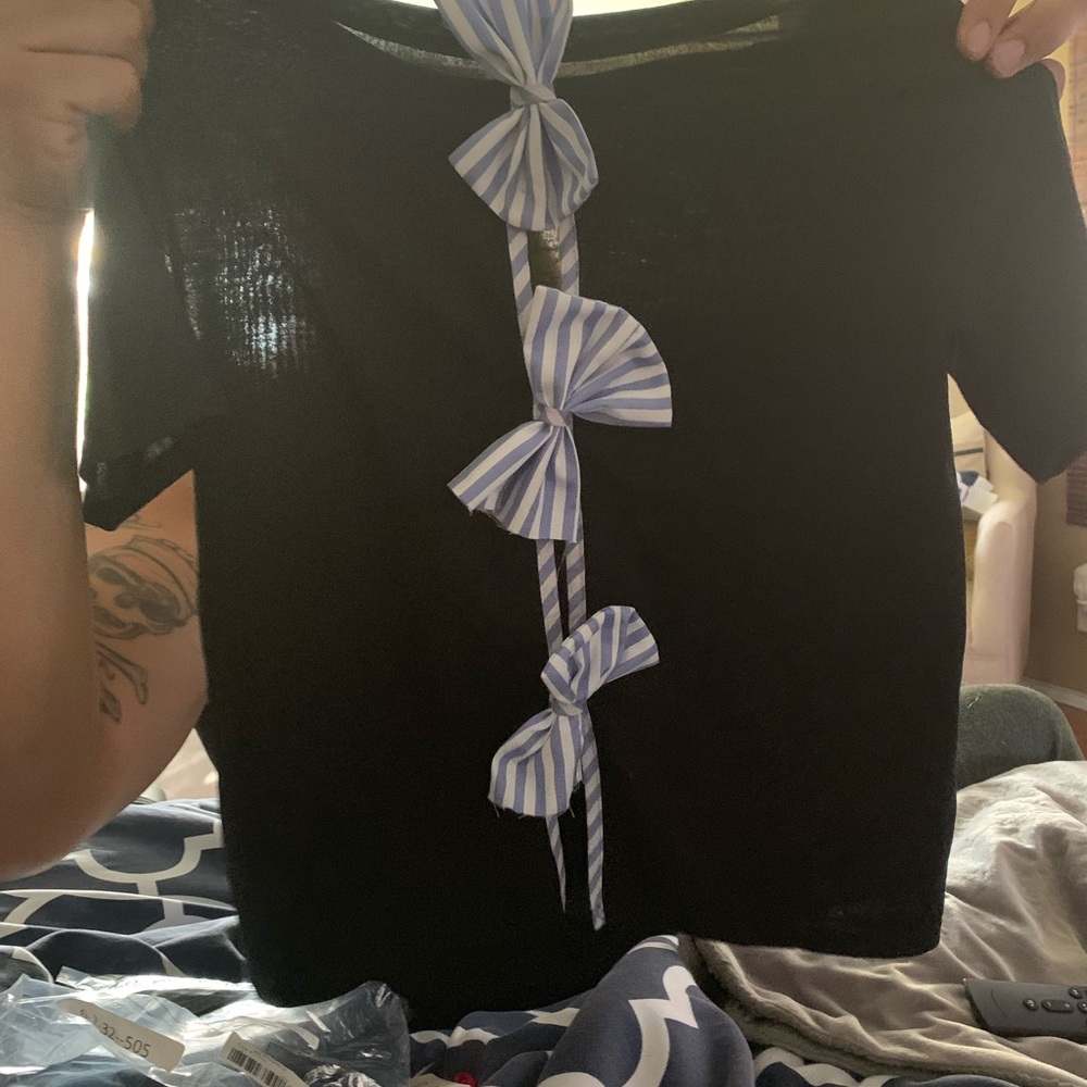 Black tee with bows in the back - Picture 2 of 2